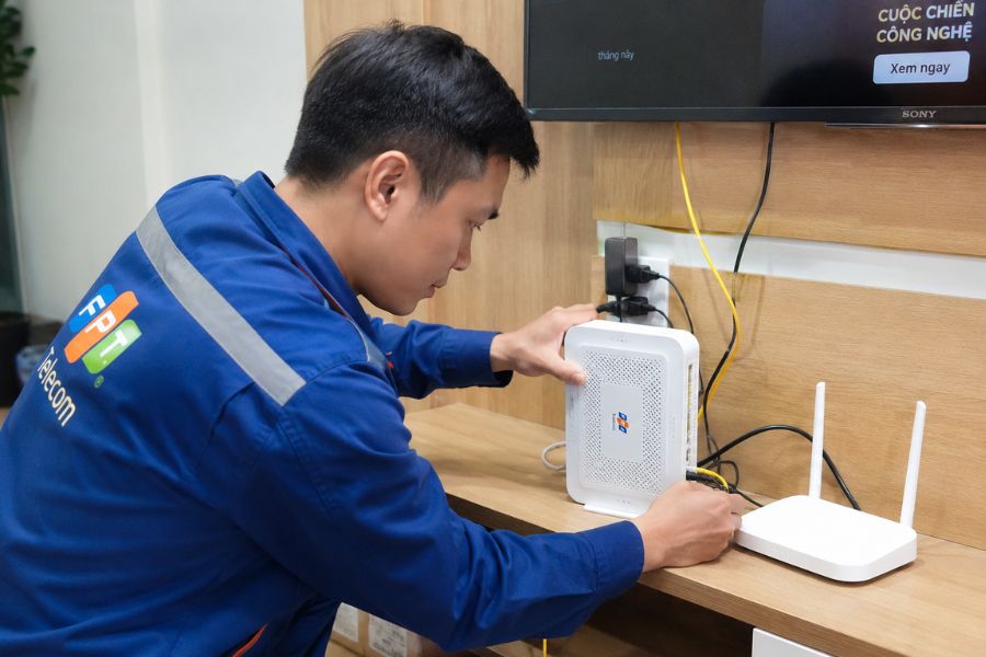 Dịch vụ lắp đặt wifi phụ của FPT giúp mở rộng vùng phủ sóng và tối ưu trải nghiệm internet.