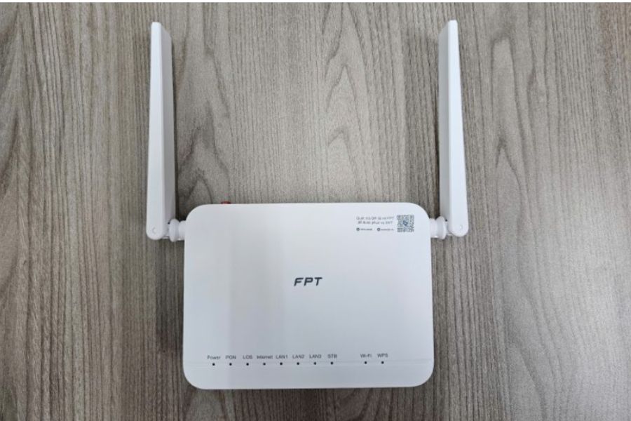 Modem FPT WiFi 6 đặt trên bàn