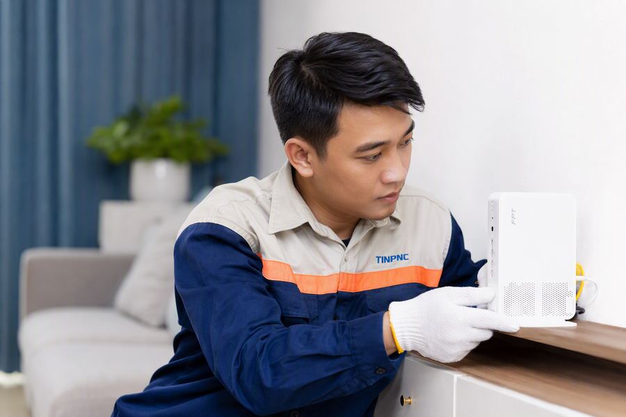 Kỹ thuật viên FPT kiểm tra địa chỉ IP modem