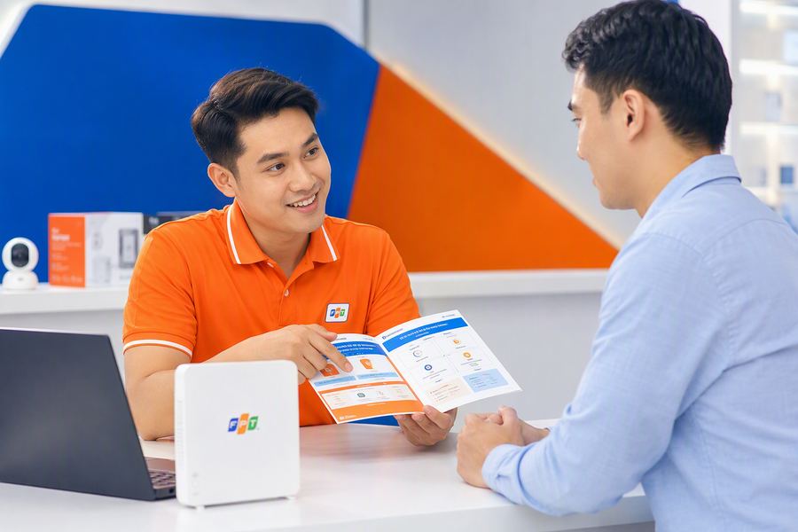 Nhân viên FPT tư vấn gói cước tận tình