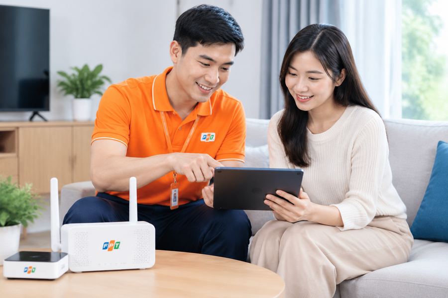 Nhân viên FPT hỗ trợ tư vấn kết nối mạng