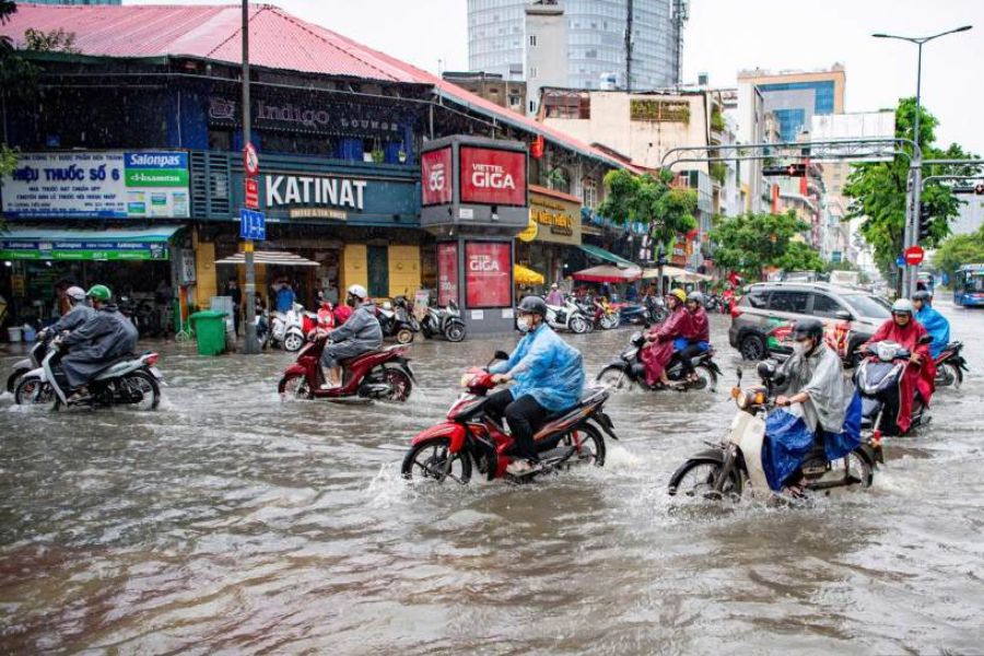 Đường phố TP.HCM ngập sau mưa lớn