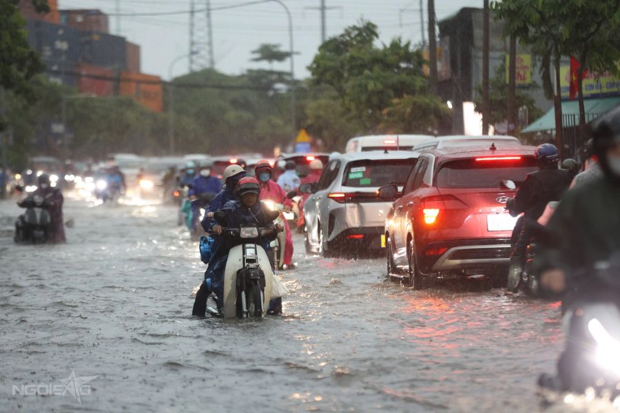 Triều cường gây ngập tuyến đường phía nam